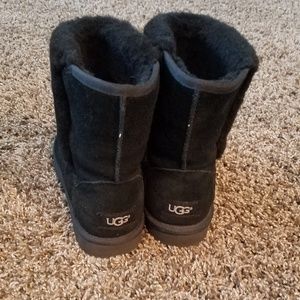 Black short Ugg boots